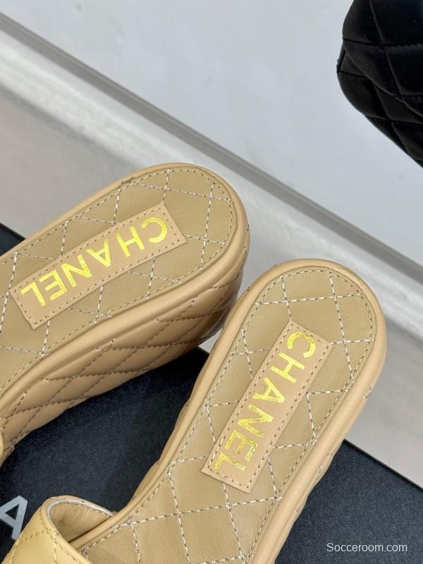 2025 Slippers Chanel Beige Leather Platform Quilted CC Chain